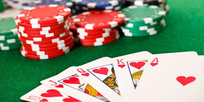 Poker là một trò chơi bài phổ biến được biến tấu đa dạng