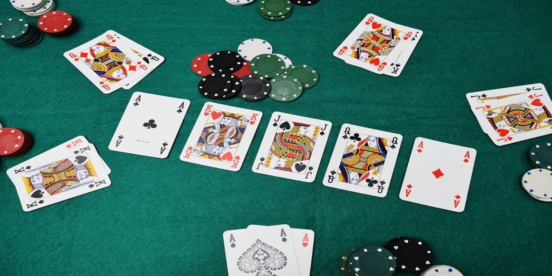 Đầu tiên cần hiểu rõ luật chơi Poker, nắm vững các điểm chung